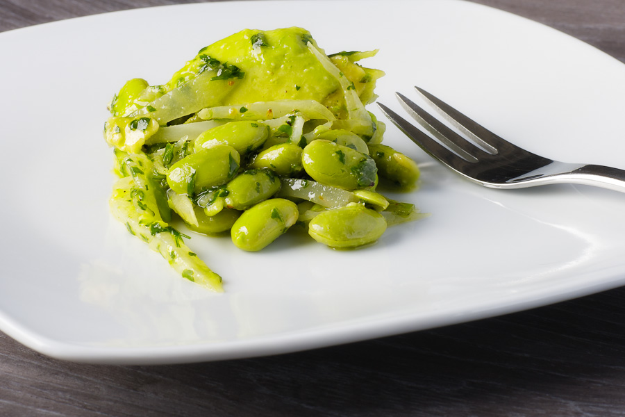 Edamame Salat mit Fenchel und Avocado an gruenem Dressing