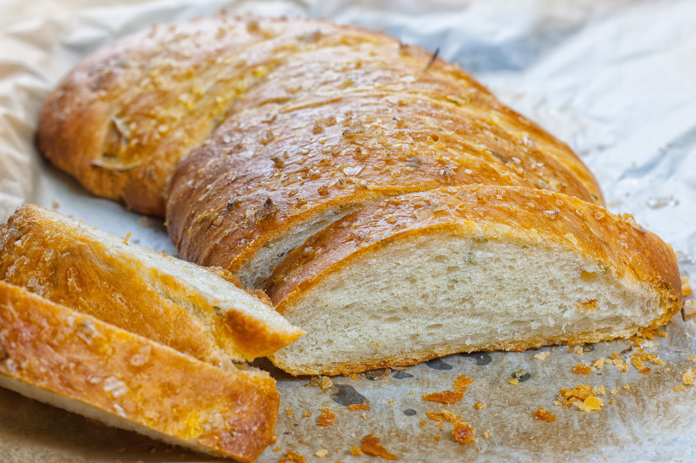 Duftendes Thymian und Rosmarin Brot in seiner knusprigen Salzblüten Kruste (Fleur de Sel)