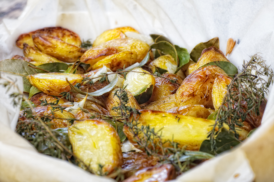 Neue Kartoffeln mit frischem Thymian,  Lorbeerblätter und frischem Knoblauch