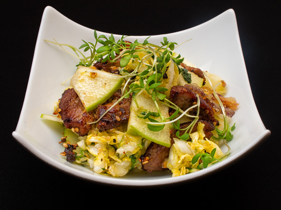 Chinakohlsalat mit frischer Minze und Limette, Granny-Smith Äpfeln und karamelisiertes Schweinefleisch mit geröstetem Sesam