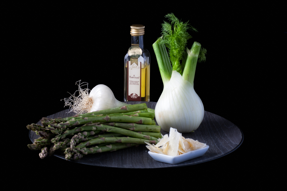 Salat mit grünem Spargel und Fenchel in weißem Trüffelöl